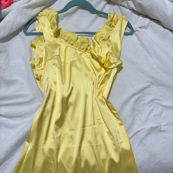 Yellow Ruffled Backless Dress - Picture 3 of 4